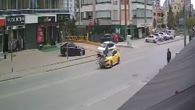 Konya’da taksi bisikletliye çarptı! Savrulma anı kamerada