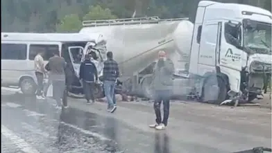 Tır ile minibüs çarpıştı! 7 ölü, 7 yaralı