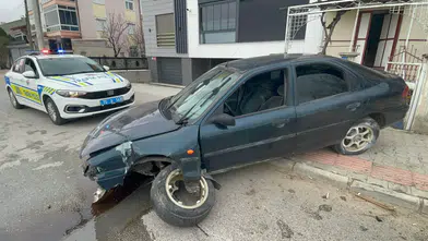 Karaman’da kontrolden çıkan otomobil levhaya çarptı