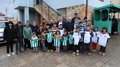 Konyalı Başkan mahallerde çocuklara Konyaspor forması dağıttı
