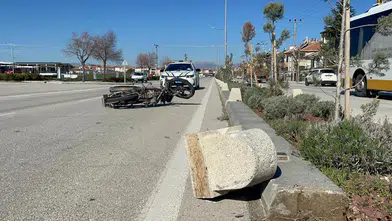 Karaman'da motosiklet refüje çarpıp karşı şeride savruldu