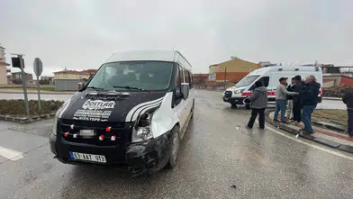 Karaman'da minibüs ile motosiklet kavşakta çarpıştı