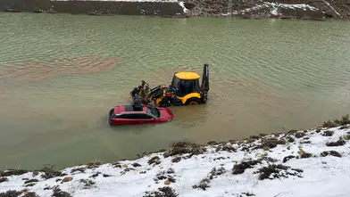 Konya'da göle dönüşen yolda araç mahsur kaldı!