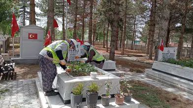 Konya’da belediyeden şehitliklere özel bakım