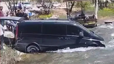 Konya’da freni boşalan minibüs çaya uçtu
