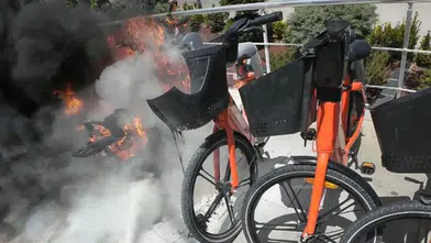 Konya’da alev alev yanan motosiklete kurye müdahale etti