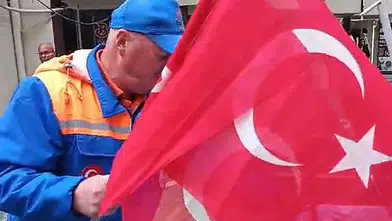 Skandal görüntüler! Türk bayraklarını çöpe attılar