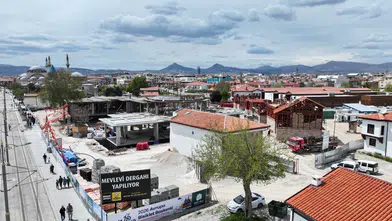 Konya'da Mevlana Türbesi arkasında yükselen yapı merak uyandırdı!
