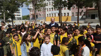 Başkan Altay Selçuk İlkokulu’nda eski günlerine döndü, duygusal anlar yaşadı