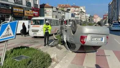 Karaman’da sabah saatlerinde korku dolu anlar! Araç takla attı