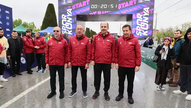 Ali Babacan’ın Konyalı Yardımcısı, Konya Büyükşehir ve belediyeleri övdü