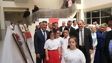 Konya Barosu’ndan özel çocuklara destek! Sergiye ziyaretçilerden tam not