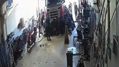Lift hidroliği boşaldı, baba ve oğul tır kabini altında kaldı
