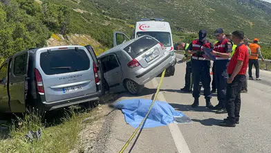 Isparta-Konya yolunda iki otomobil çarpıştı! 1 ölü, 5 yaralı