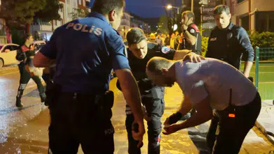 Kızını rahatsız ettiğini öne sürdüğü gencin kulağını kesti!