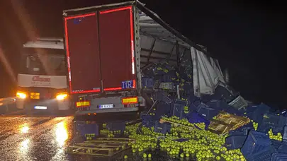 Konya'da kontrolden çıkan tır makas attı, elmalar yola saçıldı