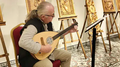 800 yıllık nağme Konya’da yankılandı: Akşehirli sanatçı Rıza Yaman ‘Lavta’ çaldı