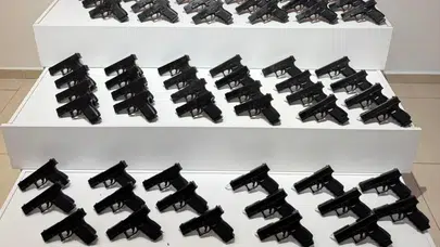 Konya’da araçtan çıkanlar şaşırttı! 65 ruhsatsız tabanca ele geçirildi