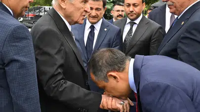 Konya Vekili, Devlet Bahçeli’nin elini öperek kutladı