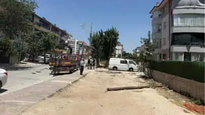Konya'da korku dolu anlar! Devrilen direk minibüsün üzerine düştü