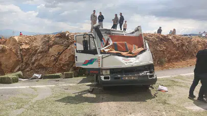 Karaman’da feci kaza! Yonca balyası yüklü kamyonet devrildi, 1 ölü
