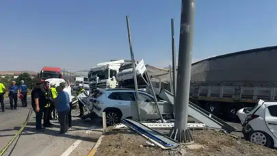 Konya'da kırmızı ışıkta bekleyen araçlara TIR çarptı! 1 ölü, 9 yaralı