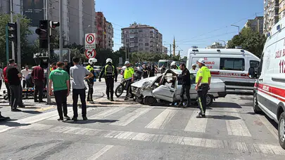 Konya’nın merkezinde yoğun caddeyi kapatan kaza! 1’i ağır 2 yaralı