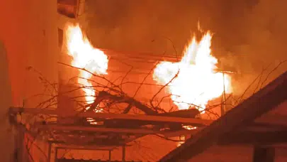 Konya’da iki katlı ev alev alev yandı