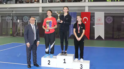 Konya Tenis Turnuvası’nda final heyecanı: Dereceye giren sporcular ödüllerini aldı