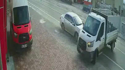 Anlık dikkatsizlik felaket getirdi: Otomobil kamyonete çarptı