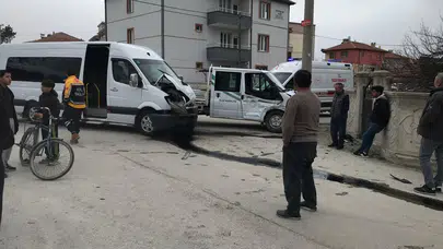 Konya'da okul servisi ile belediye aracı çarpıştı: 5 yaralı