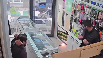 Konya'da cep telefonu bataryası alev aldı: O anlar kamerada