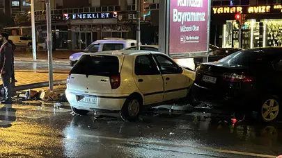 Konya’da kaza! Trafik lambası devrildi, 2 yaralı