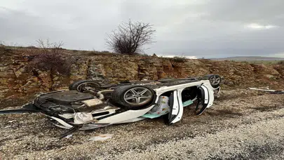 Konya’da kontrolden çıkan araç devrildi