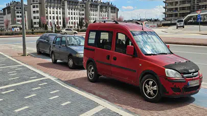 Konya’da kaldırım ve bisiklet yolu işgali güvenlik riskini artırıyor