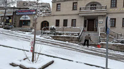 Aksaray’da nisan ayında yağan kar çiftçiyi tedirgin etti