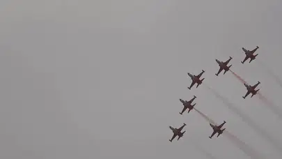 Konya’da gökyüzü çocuklar için renklendi: SOLOTÜRK ve Türk Yıldızları’ndan özel gösteri