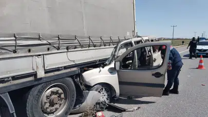 Karaman’da feci kaza! Araç tır dorsesine ok gibi saplandı