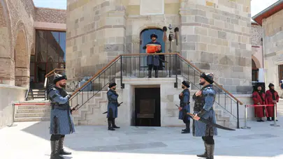 Konya’da asırlık miras canlanıyor: Sultanlar Türbesi’nde nöbet değişimi