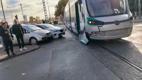 Konya’da otomobil tramvaya çarptı!