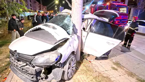 Aksaray’da otomobil direğe saplandı: 2 kişi ağır yaralı
