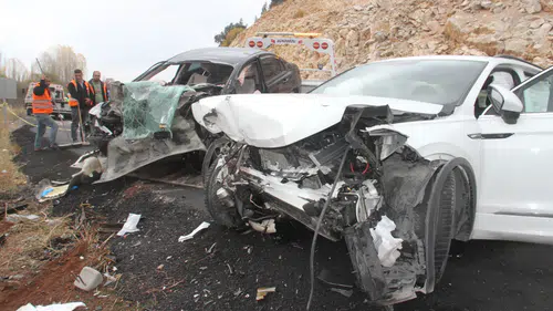 Konya'da iki otomobil çarpıştı: 1 ölü, 2 yaralı!