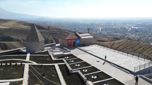 Restorasyon tamamlandı! Selçuklu bayrağı 833 yıl sonra o köşkte yeniden dalgalandı