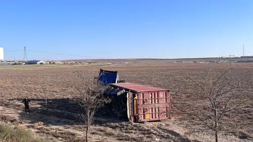 Konya’da çekici devrildi! Sürücü yaralandı