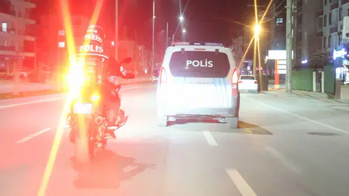 Aksaray’da sokaklarda nefes kesen kovalamaca! Kimlik kontrolünden kaçan şüpheli gözaltında