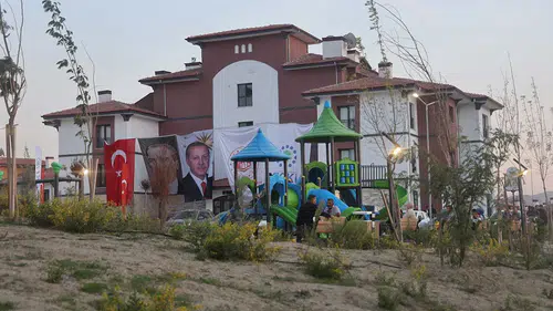 Hatay’da deprem konutları teslim ediliyor! Depremzede aile yeni evinde huzur buldu