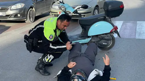 Karaman’da kaza sonrası polisten insanlık dersi!