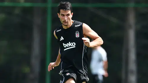 Necip Uysal Kimdir? Beşiktaş’ın Sadakatiyle Öne Çıkan Futbolcusu Hakkında Merak Edilenler