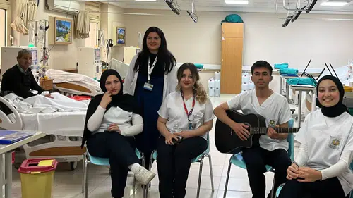 Akşehir Devlet Hastanesi’nde bir ilk: Öğrencilerden hastalara moral konseri