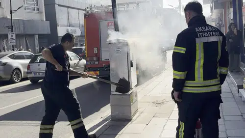 Kaldırımdaki trafo alev aldı, cadde dumanla kaplandı